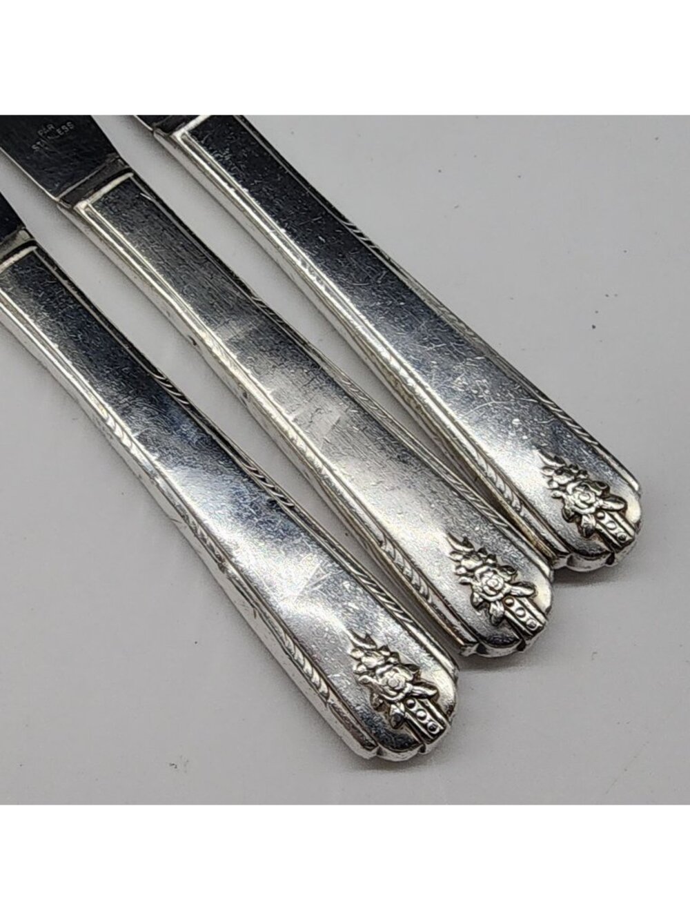 Vintage Par Stainless Silverplate Dinner Knives With Floral Motif